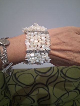 Pulsera piedras blancas plata con adornos plateado