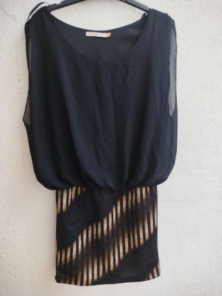 Vestido negro con detalles dorados