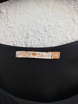 Vestido negro con detalles dorados