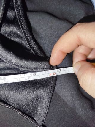 Vestido negro con detalles dorados
