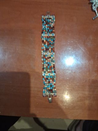 Pulsera multicolor con detalles dorados