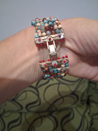 Pulsera multicolor con detalles dorados