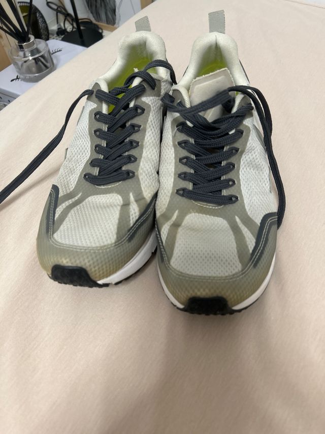 Zapatillas veja grises y blancas