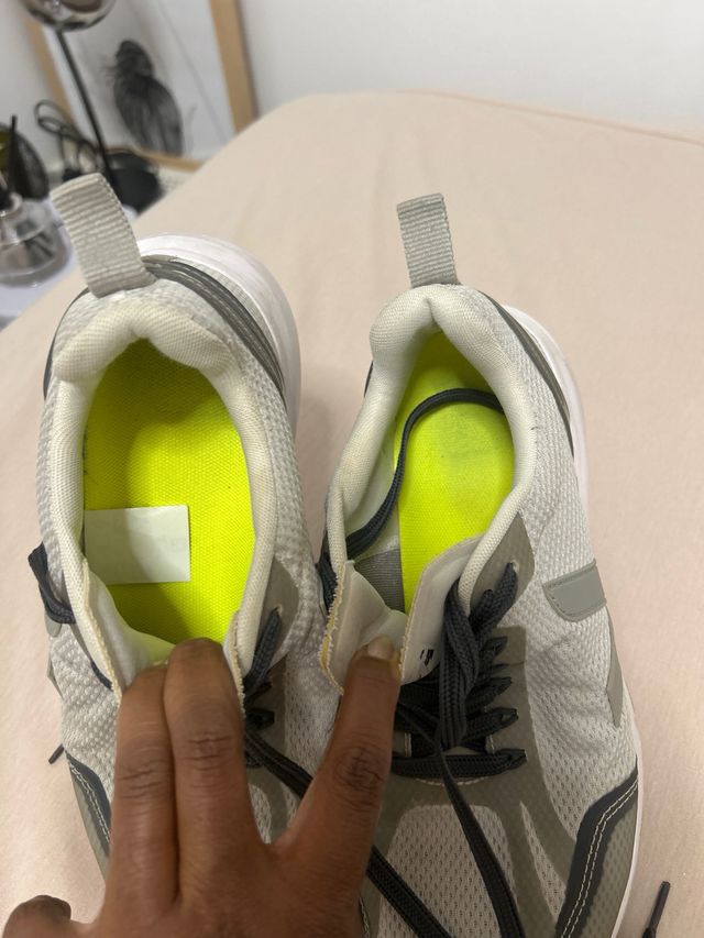 Zapatillas veja grises y blancas