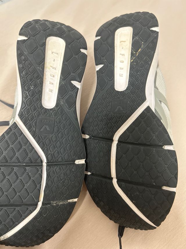 Zapatillas veja grises y blancas