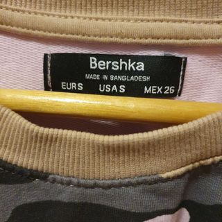 Sudadera Bershka camuflaje rosa talla S