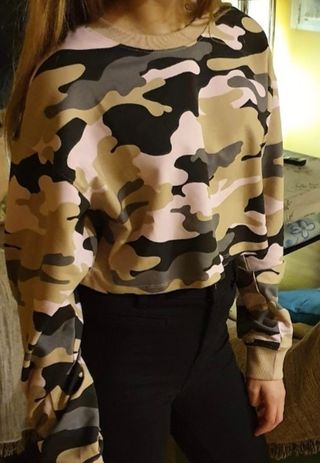Sudadera Bershka camuflaje rosa talla S