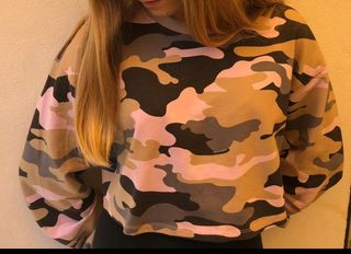 Sudadera Bershka camuflaje rosa talla S
