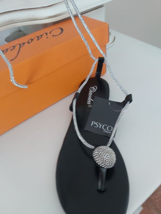 Sandalias planas PSYCO negras y plateadas