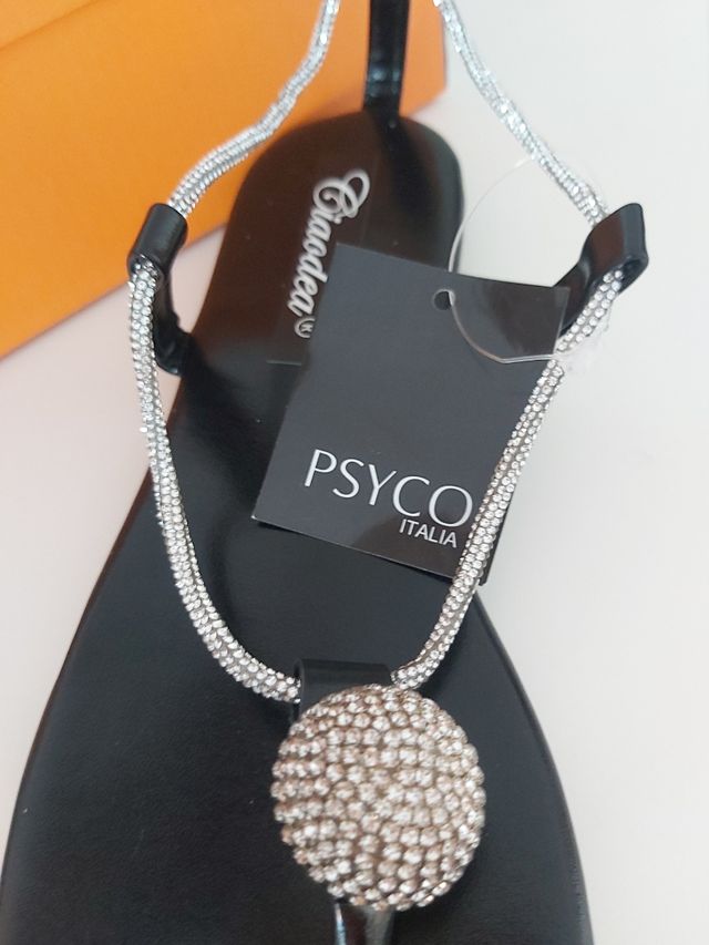 Sandalias planas PSYCO negras y plateadas