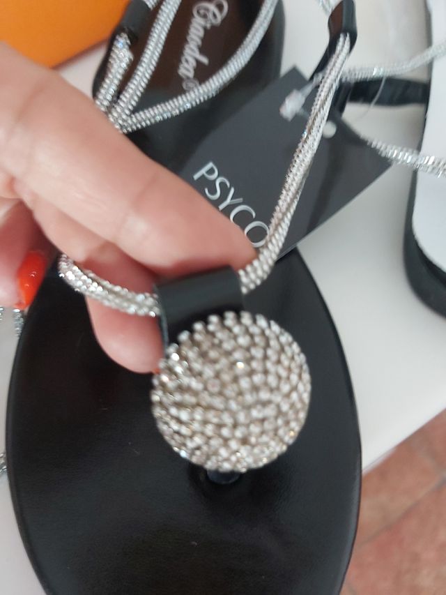 Sandalias planas PSYCO negras y plateadas