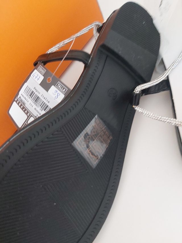 Sandalias planas PSYCO negras y plateadas