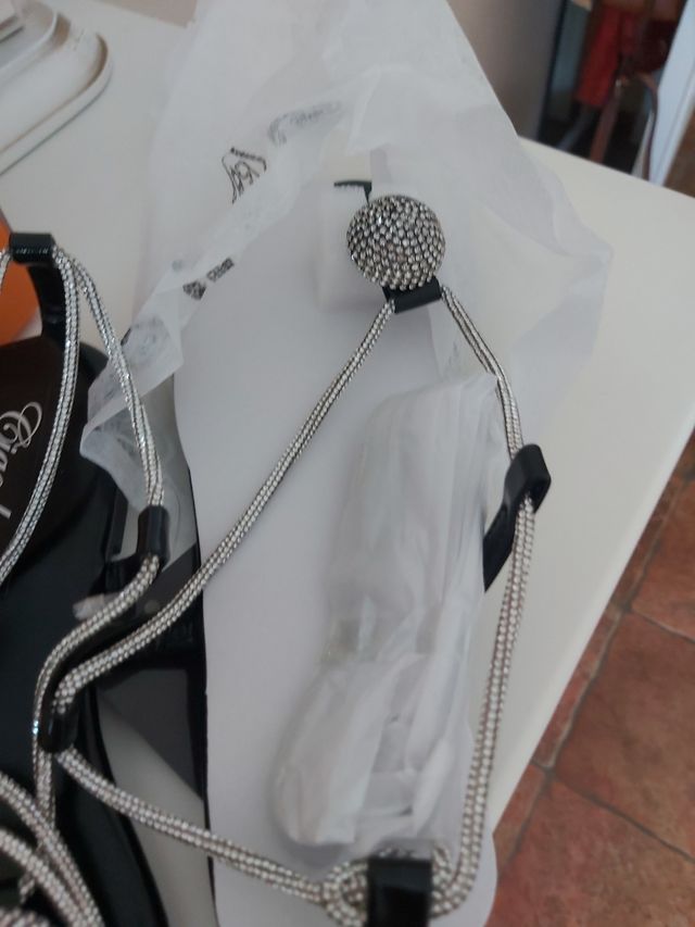 Sandalias planas PSYCO negras y plateadas