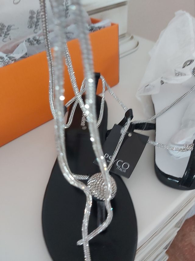 Sandalias planas PSYCO negras y plateadas