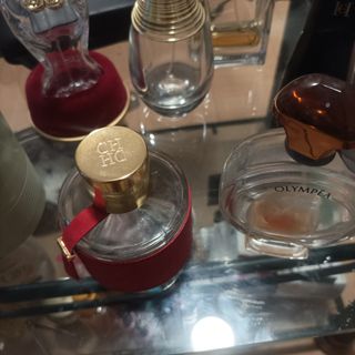 Lote de  7 frascos de perfume vacíos .son de marca