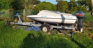 Lancha con motor y remolque