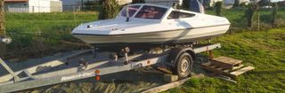 Lancha con motor y remolque