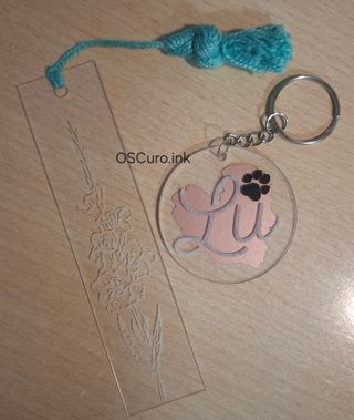 Llavero y marcapáginas personalizados