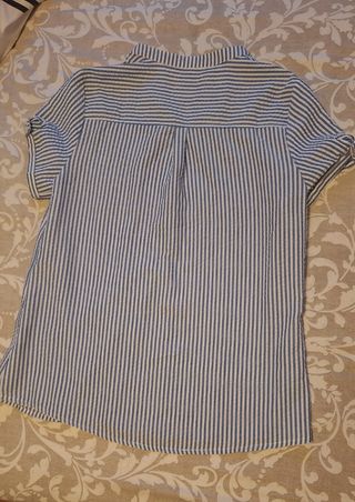 Camisa a rayas azul y blanca