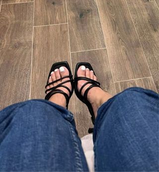Sandalias negras tacón cuadrado