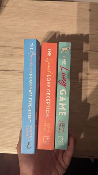 3 libros de Elena Armas en ingles 