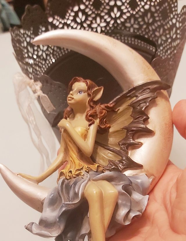 Figura de Hada resina en  luna creciente.