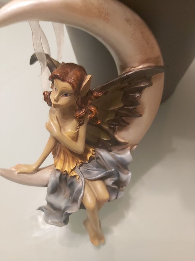 Figura de Hada resina en  luna creciente.