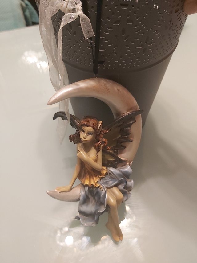 Figura de Hada resina en  luna creciente.