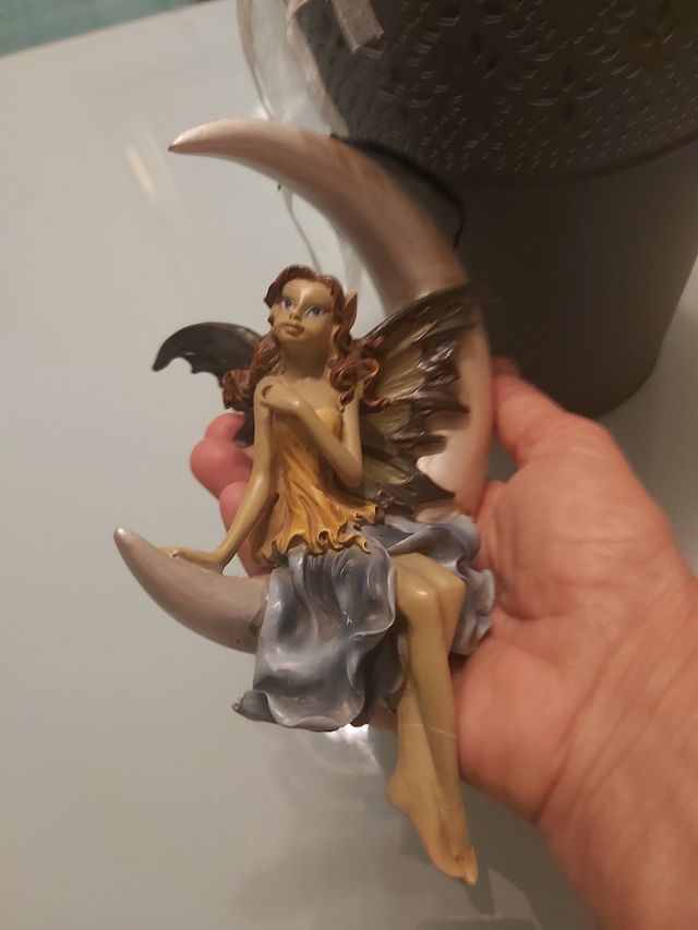 Figura de Hada resina en  luna creciente.