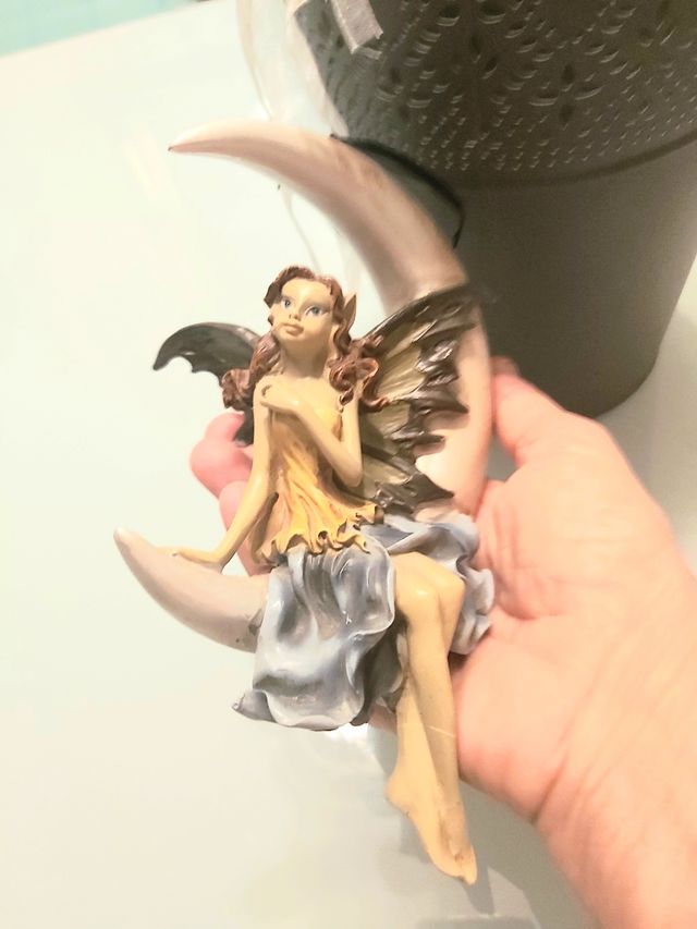 Figura de Hada resina en  luna creciente.