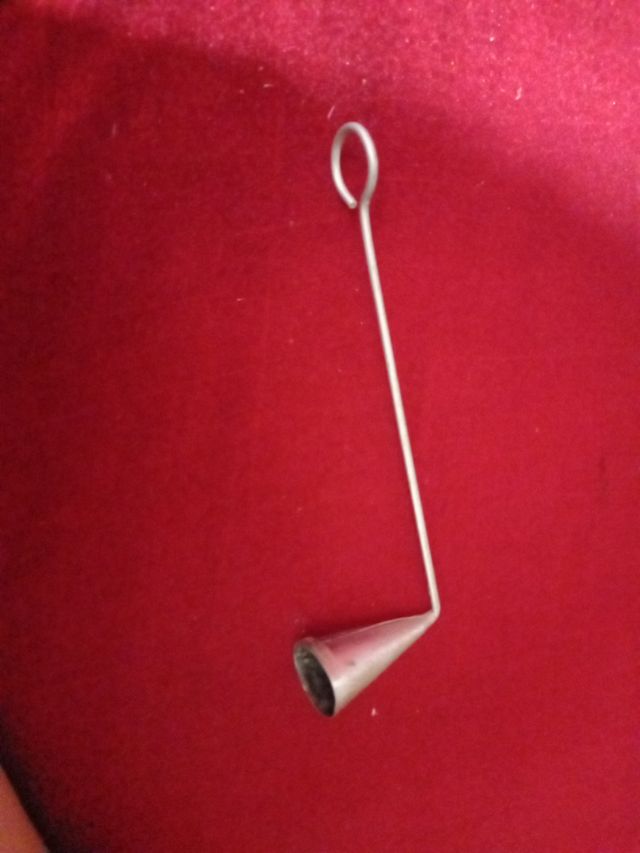 Apagavelas antiguo de metal