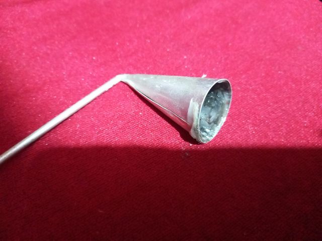 Apagavelas antiguo de metal