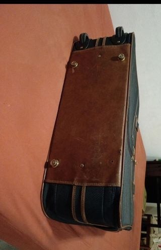 Maleta viaje gris y marrón. Con ruedas. 