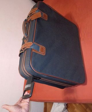 Maleta viaje gris y marrón. Con ruedas. 