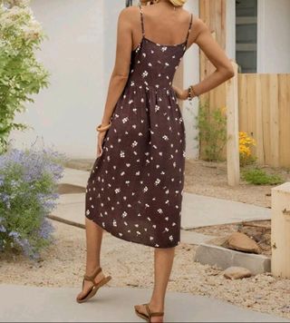 Vestido marrón con flores
