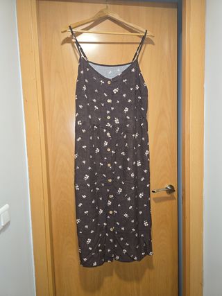Vestido marrón con flores