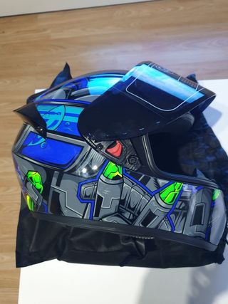 Casco moto integral diseño futurista