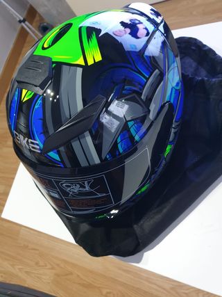 Casco moto integral diseño futurista