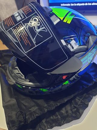 Casco moto integral diseño futurista