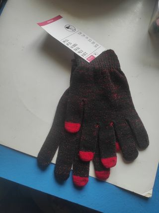 Guantes táctiles negros y rojos