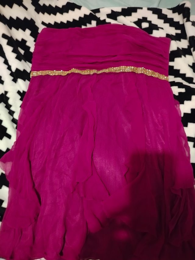 Vestido fucsia con detalles dorados
