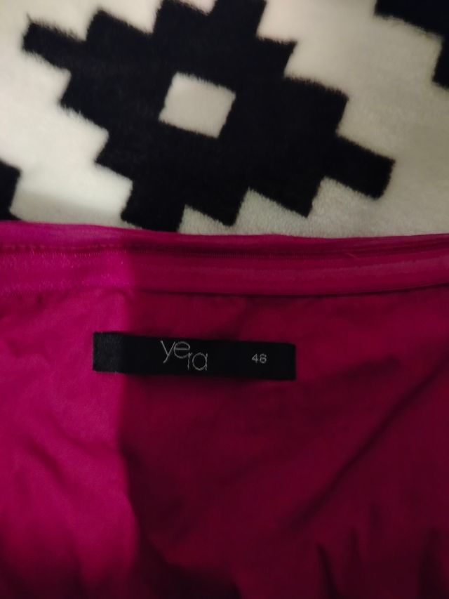 Vestido fucsia con detalles dorados