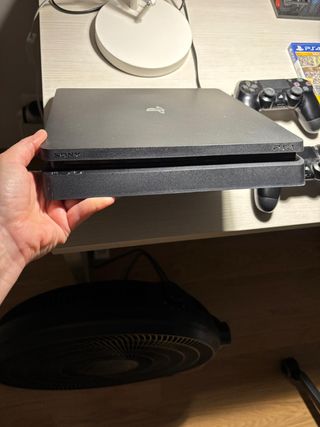 PS4 (PlayStation 4) negra