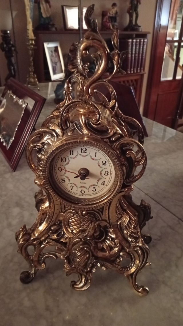2 Candelero Metálico Dorado y reloj
