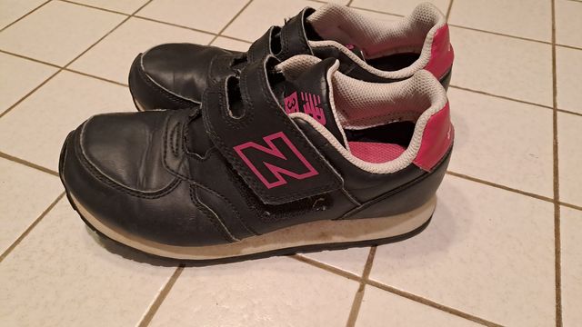 New Balance 77 - Scarpe Nere e Rosa