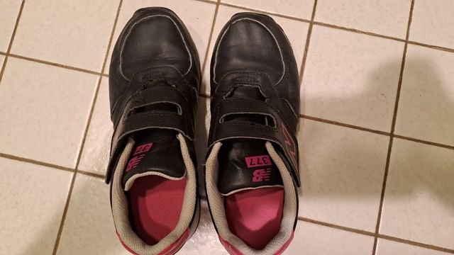 New Balance 77 - Scarpe Nere e Rosa