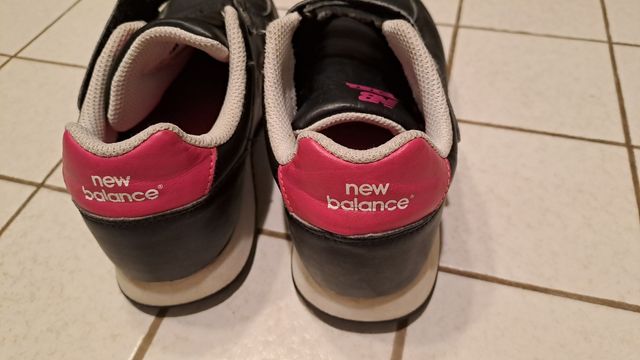 New Balance 77 - Scarpe Nere e Rosa