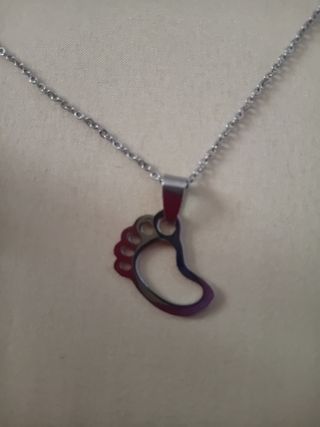 Collana con piedino in acciaio Orme sulla Sabbia