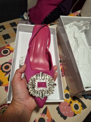 Zapato tacón rosa con joya