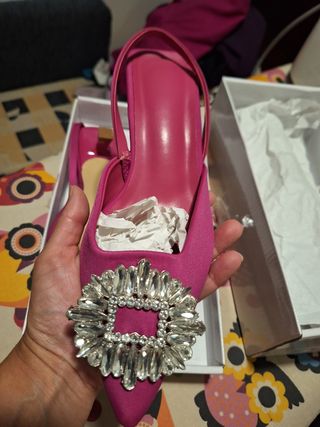 Zapato tacón rosa con joya